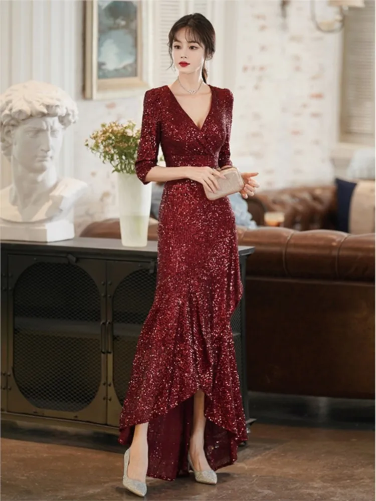 

A new red light luxury niche and elegant fishtail dress for hosting banquets