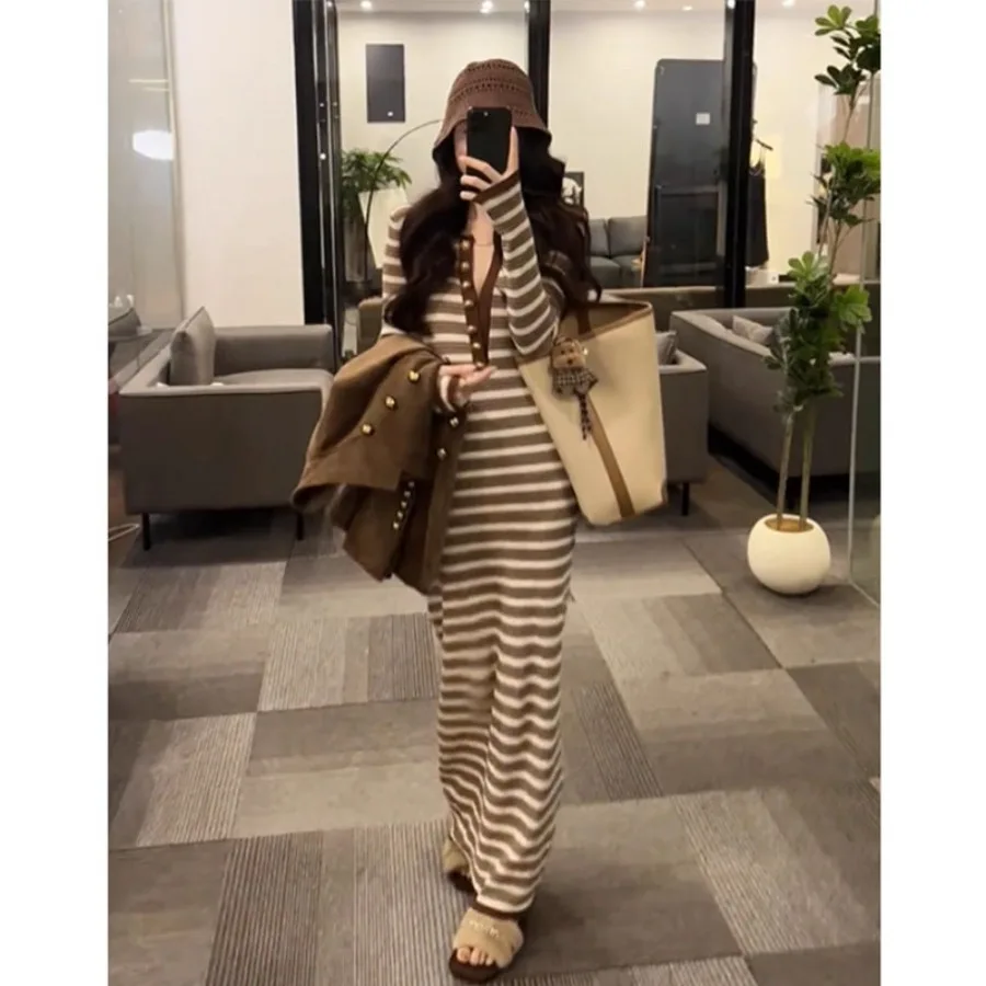 

【New style】Contrasting stripe V-neck long-sleeved base knitted dress, women's autumn and winter with coat, slim-fitting bag, hi