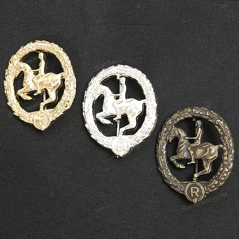 Réplica de Material metálico artesanal, accesorio de insignia de montar, Pin de medalla ecuestre alemana, insignia con hebilla de mariposa, 1 ud.