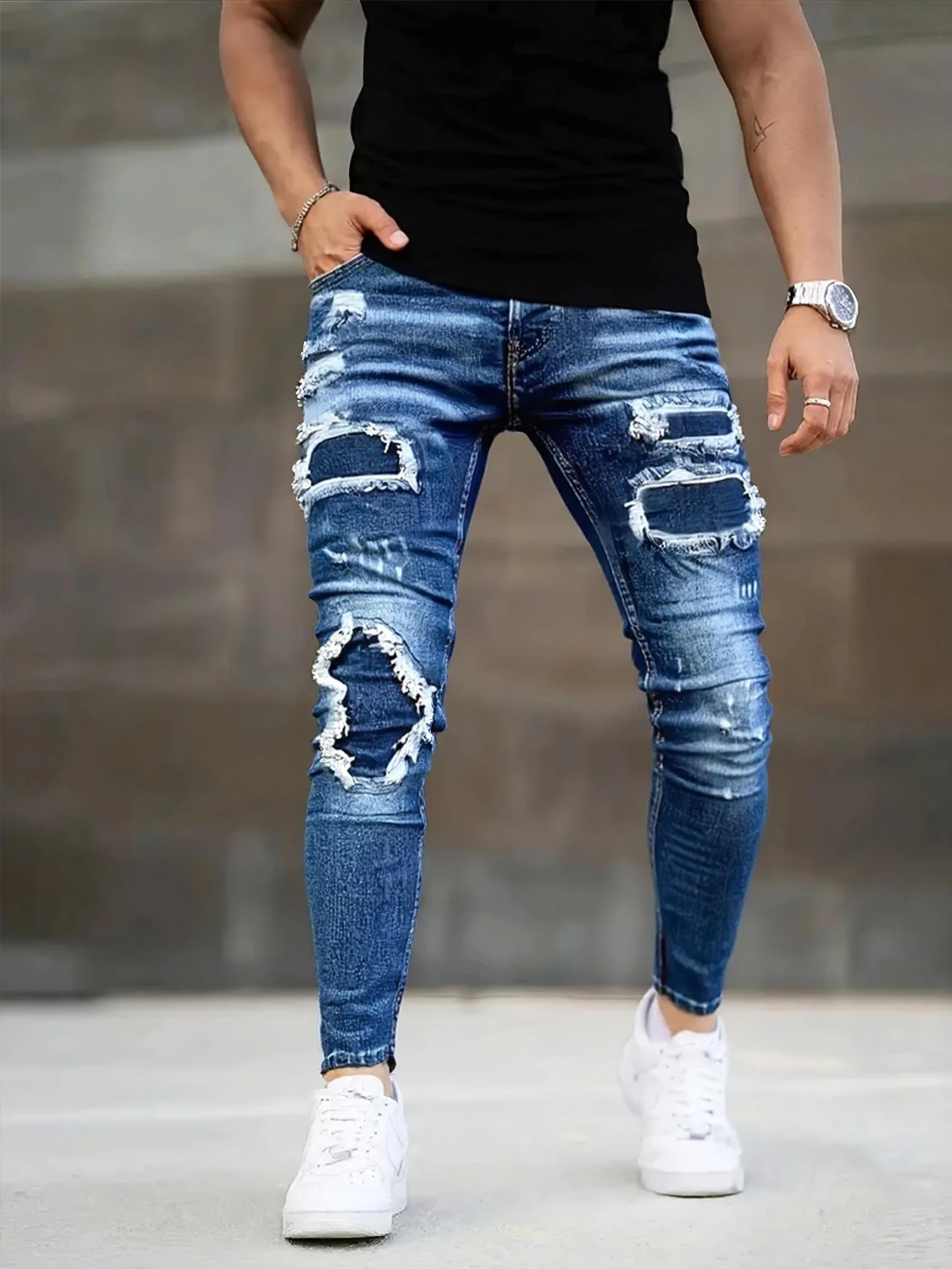

Мужские стильные рваные узкие джинсы, с уникальным потертым дизайном, демонстрирующие модное положення, удобно и модное.