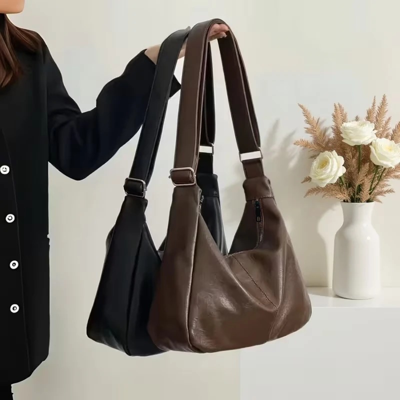Damen-Umhängetasche aus weichem PU-Material mit großem Fassungsvermögen, im Vintage-Stil, lässige Crossbody-Tasche, Handtasche mit breitem Träger und einem niedlichen Plüsch-Schlüsselanhänger für den täglichen Gebrauch. – Detail 1