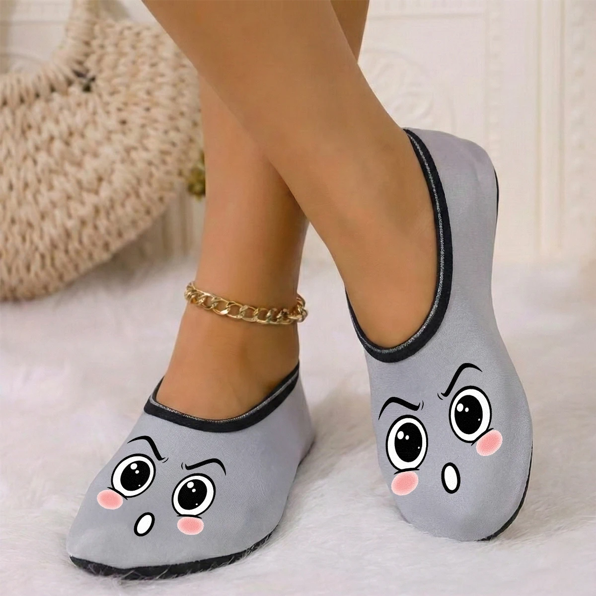 شبشب نسائي لطيف يمكن ارتداؤه في الفصول الأربعة مطبوع عليه رسوم كرتونية من جلد الغزال يسمح بمرور الهواء ومرونة عالية في الأماكن المغلقة ومضاد للانزلاق