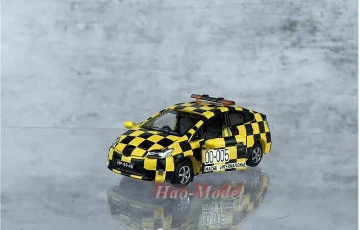 Kecil 1:64 model mobil untuk Toyota Prius MC12, paduan Diecast simulasi mainan anak laki-laki hadiah ulang tahun hobi tampilan ornamen kuning