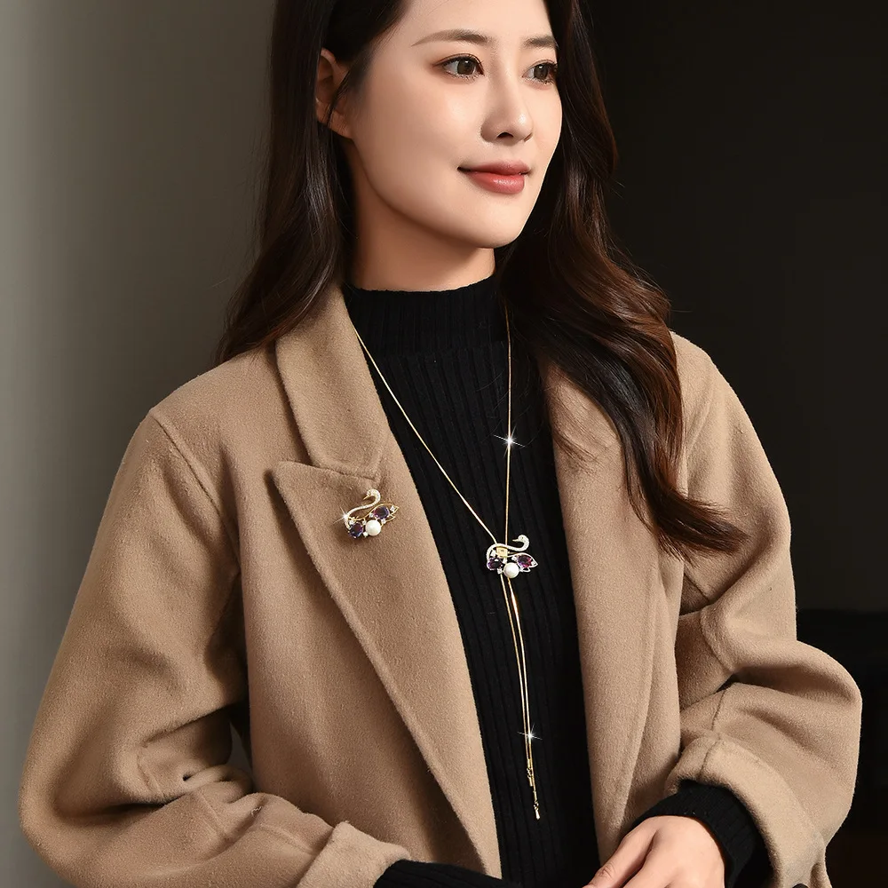 يحدد القلادة الطويلة على شكل بجعة ملونة للخريف والشتاء إحساسًا بالفخامة. سلسلة سترة البجعة أنيقة ومتعددة الاستخدامات