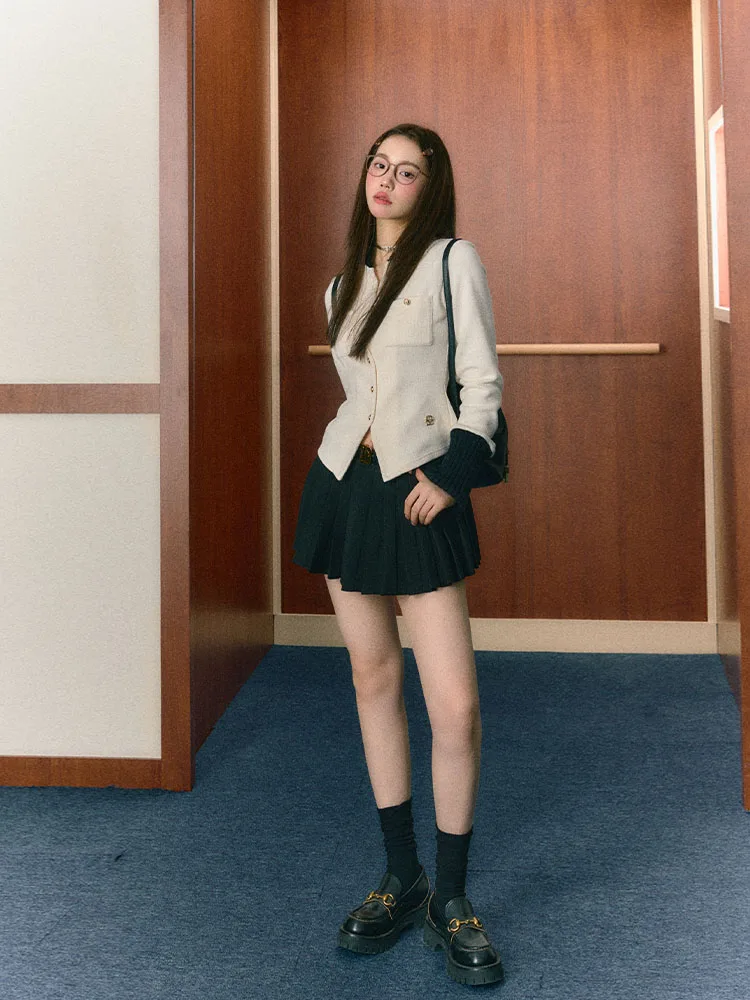 Conjunto de Csa e Saia Fena Slim Fit com Cor Preta em Contraste Estilo Universitário Saia Psada de Aodão Casaco d...