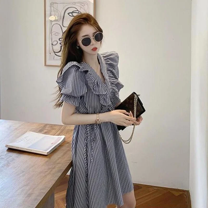 Sommer neue Vintage Rüschen Blase Ärmel Damen Kleider V-Ausschnitt lose gestreifte Mini kleid koreanische Mode Frauen Kleidung