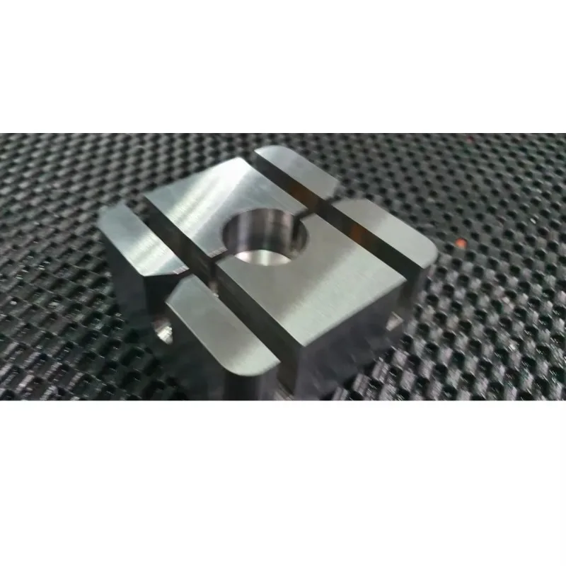 Componenti industriali Pezzi di ricambio SKD11/SCM440 Stampo per lama sfusa in gomma Stampo per veicoli per l'industria di vendita in acciaio