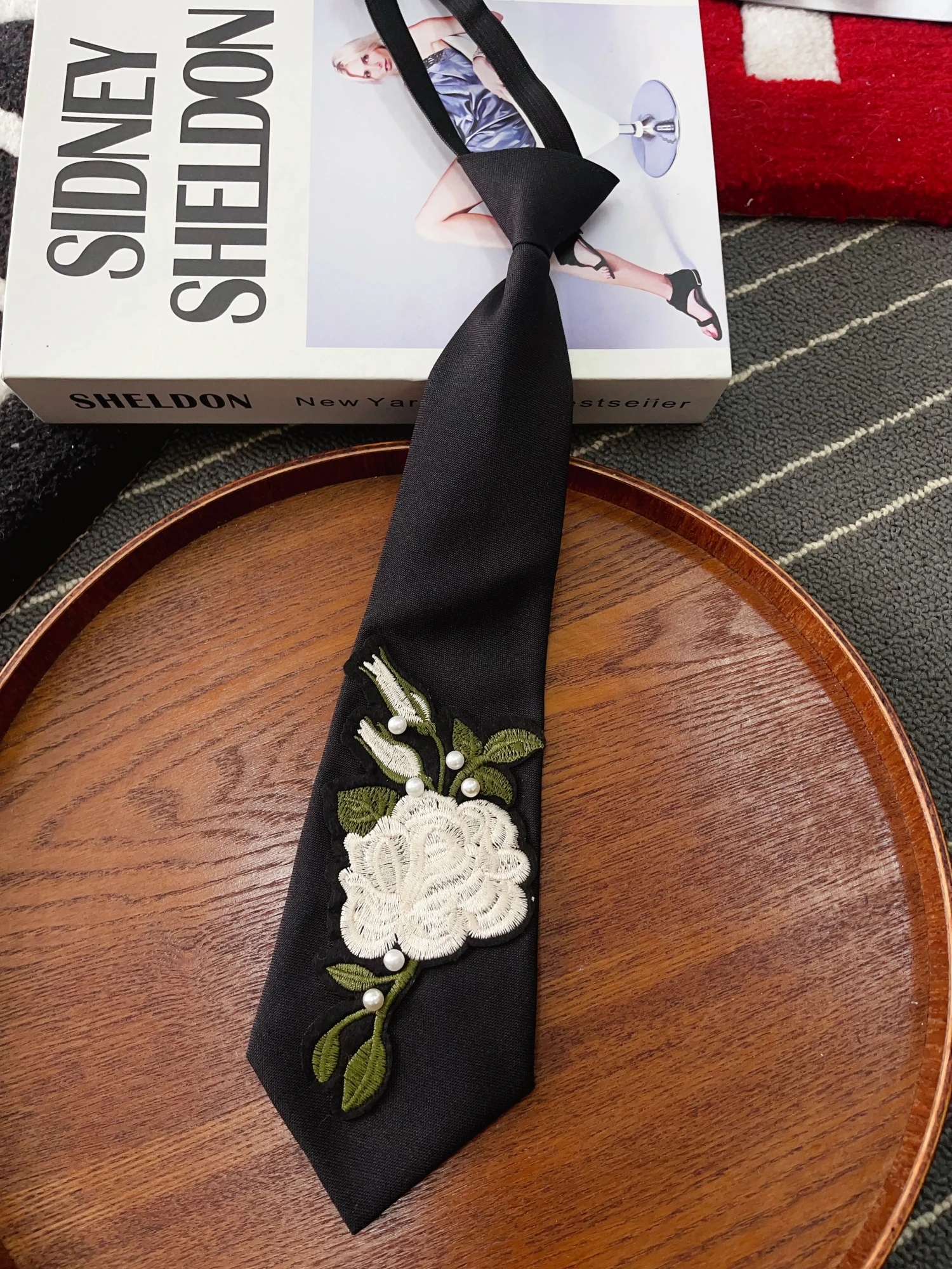 

1 шт. длинного галстука с белой вышивкой из розового жемчуга, французский ретро-стиль, атласный полиэстер, материал 34 см, элегантное украшение из стерео-вышивки, жемчужное украшение из бисера, регулируемая металлическая пряжка, украшение для банкета, веч