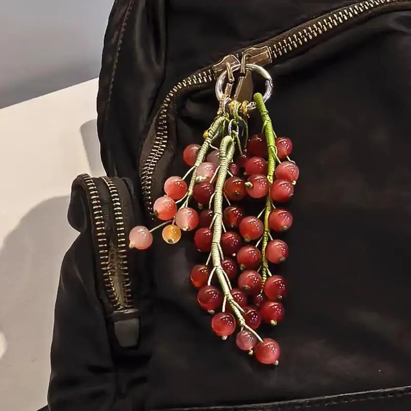 Handgefertigter Beeren-Taschenanhänger mit glänzenden Harzperlen, niedliches, liebenswertes Design, perfekt zur Dekoration von Rucksäcken und Handtaschen, Geschenk für Mädchen. – Detail 4