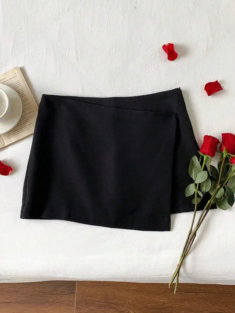 

Черная однотонная мини-юбка с запахом спереди, минималистичный стиль для повседневной носки