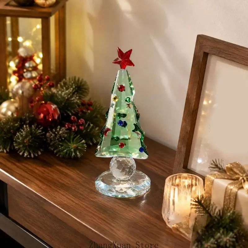 Bunte Kristall-Weihnachtsbaumfigur mit fünfzackigem Stern, facettierter Oberfläche und runder Basis für die Regalpräsentation – Detail 4