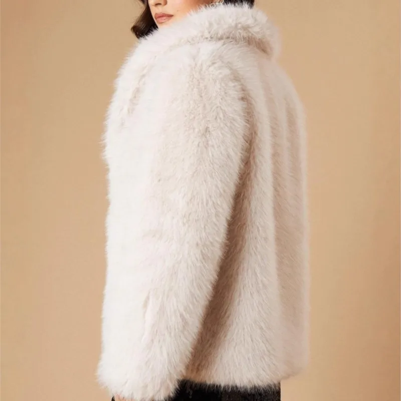 سترات نسائية شتوية جديدة لعام 2025 من الفرو الصناعي المنفوش باللون الأبيض غير رسمية دافئة من الفرو النباتي ملابس خارجية معطف عصري معاطف على طراز الفرو