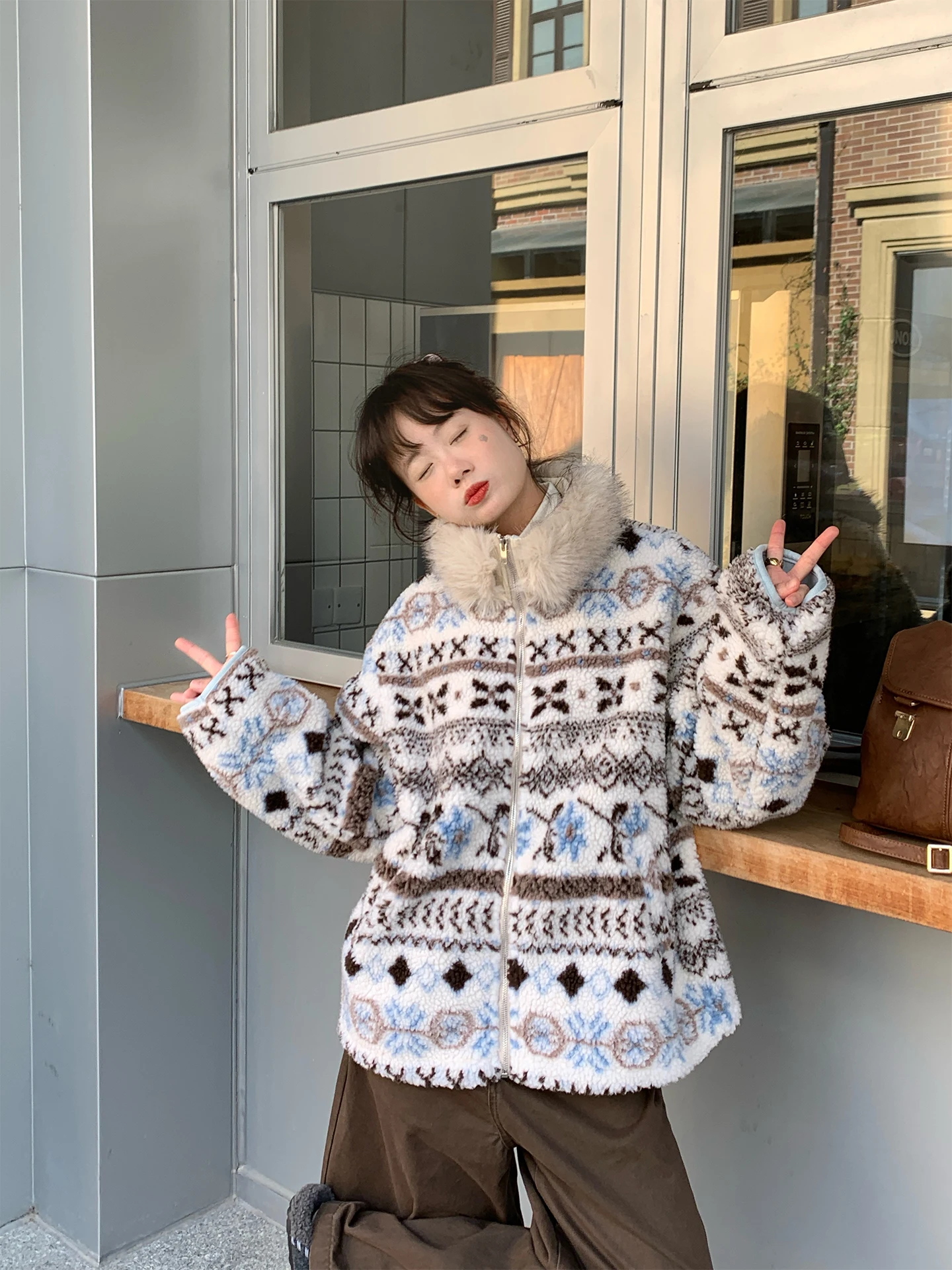 

Женская повседневная теплая куртка FAN Island с воротником из овечьей шерсти, свободного кроя, для города, эксклюзивно онлайн, коллекция Зима 2025