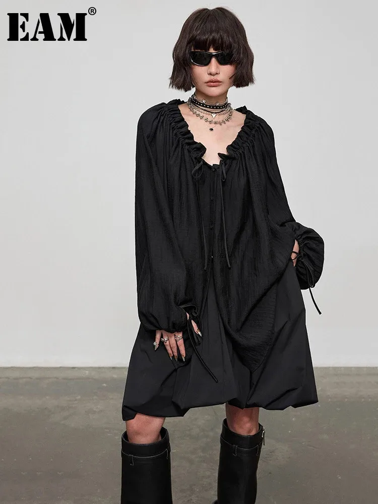 

[EAM] Women Black Pleated Long Big Size Casual Blouse New V-neck Long Sleeve Shirt Fashion Tide Spring Autumn 2024 1DH4960