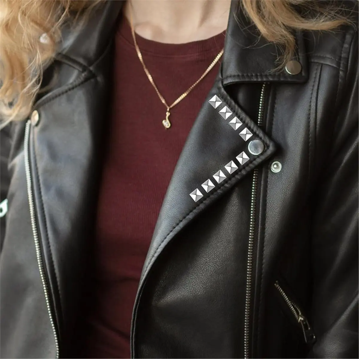 【BAAQ】 300Pcs Square Pyramid Studs, Silver Prong Spikes and Rivet Kit with Wooden Handle Awl, for Punk Rock Clothing Belts Bags