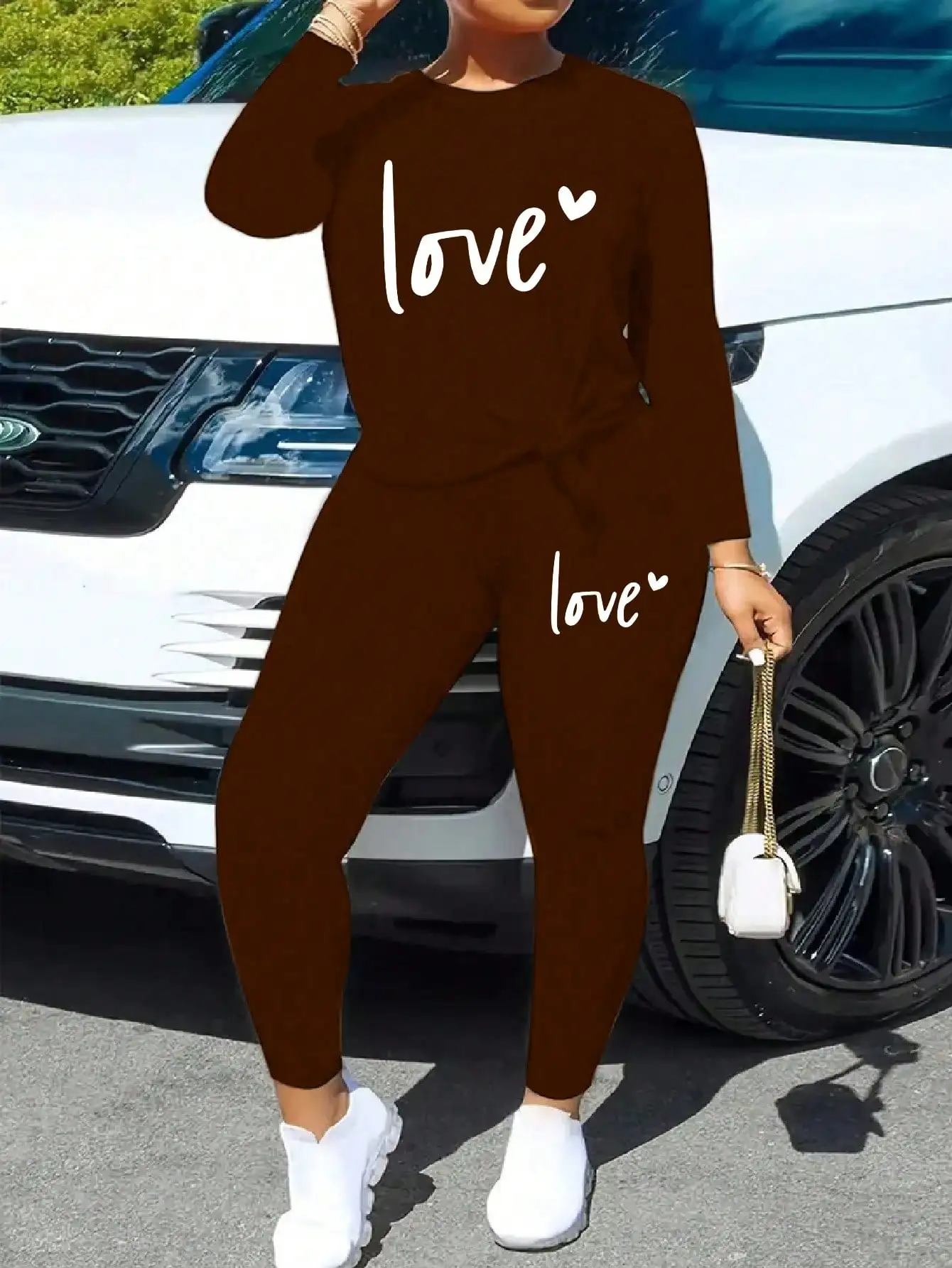 

Женский повседневный элегантный комплект 2026: лонгслив с круглым вырезом и буквенным принтом + брюки с буквенным принтом и эластичным поясом на облегающих штанинах