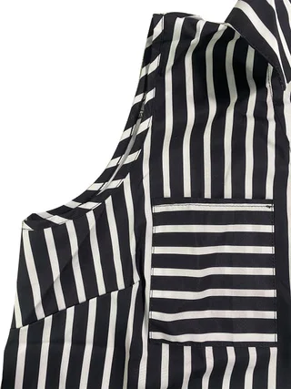 กระเป๋าขนาดบวกเปิดปุ่มด้านหน้าแนวตั้งลายเสื้อกั๊กสุภาพสตรีลําลองสีดําและสีขาว