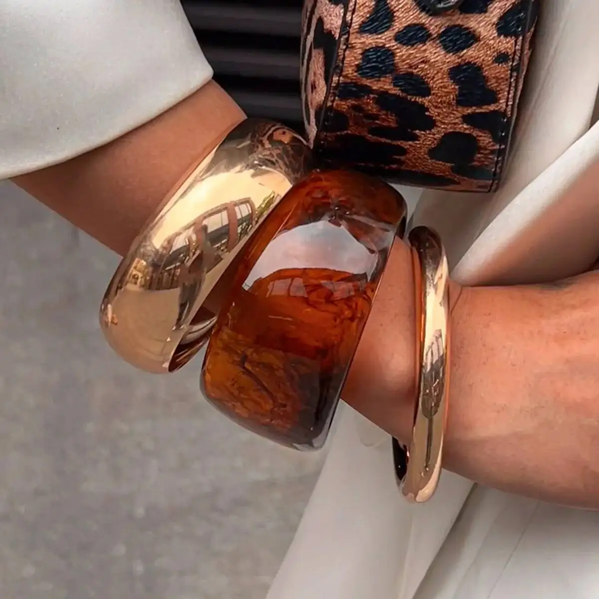 KunJoe Vintage Brown Resin Acrylic Wide Bracelet Women 2026 Fashion Geometric Round Stackable Gold Color Bangle Boho Jewelry New