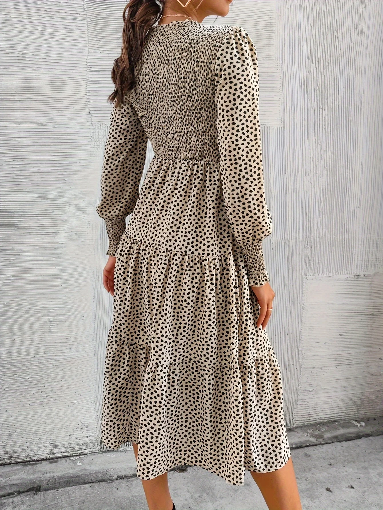 Vestido midi escalonado con cintura ahumada y manga larga con estampado de puntos beige y negro para mujer - Conjunto informal elegante de otoño e invierno