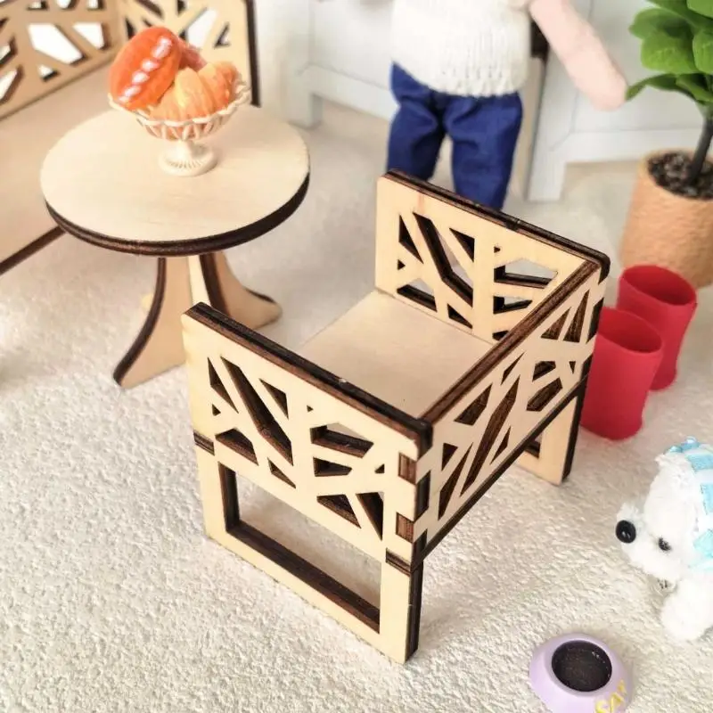 Hölzernes Puppenhaus-Set aus Tisch und Stuhl Maßstab 1:12 mit aufwendig geschnitztem Design für die Präsentation von A2UB – Detail 4