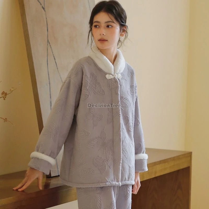 بيجامات نسائية شتوية جديدة على الطراز الصيني القديم لعام 2025 بياقة واقفة ونمط الفراشة من قماش الجاكار بأكمام طويلة ملابس منزلية دافئة من الصوف #3