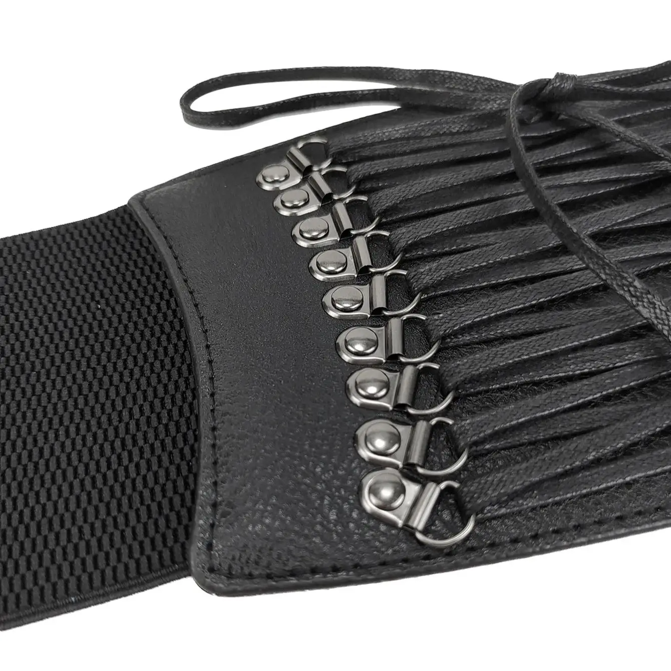 يزوج الفستان المزخرف ذو الحزام العريض للسيدات الجديد بقميص مربوط بخصر أسود