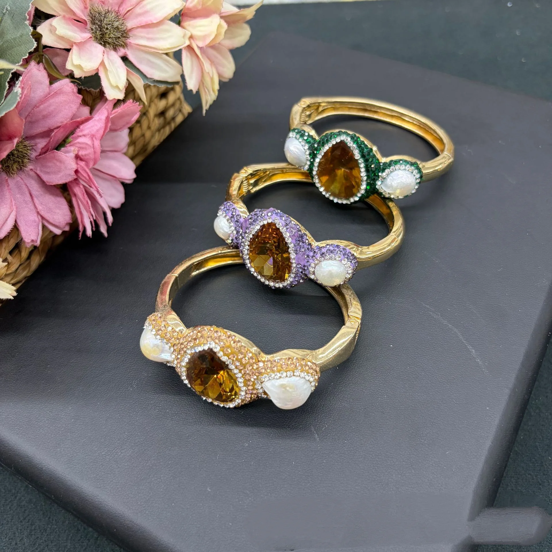 Fashion Elegant Bangle Inlaid Ivory White Pearl Women Fashion Wrist Ornament Versatile Daily Banquet Party Costume Jewelry