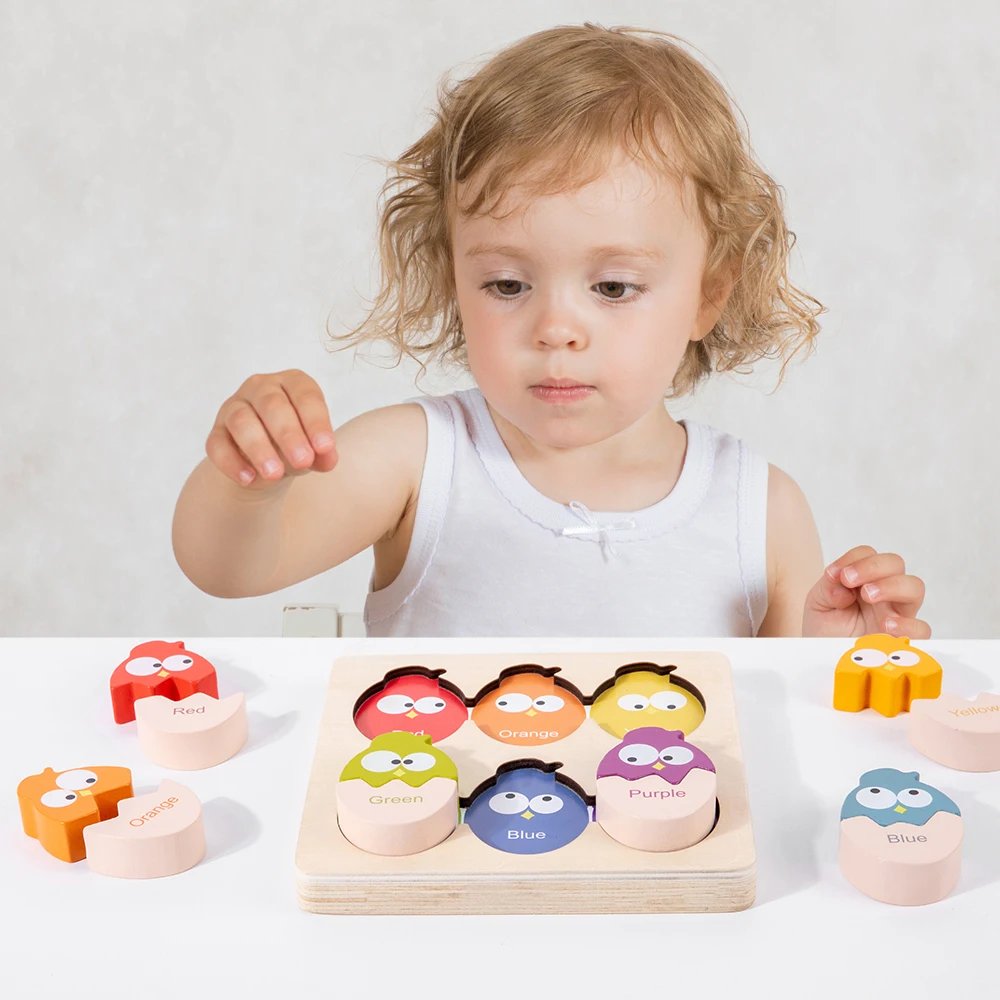 Puzzle di uccelli colorati in legno con osso vibrante di bambini rossi, arancioni, gialli, verdi, blu e viola hanno un blast learni
