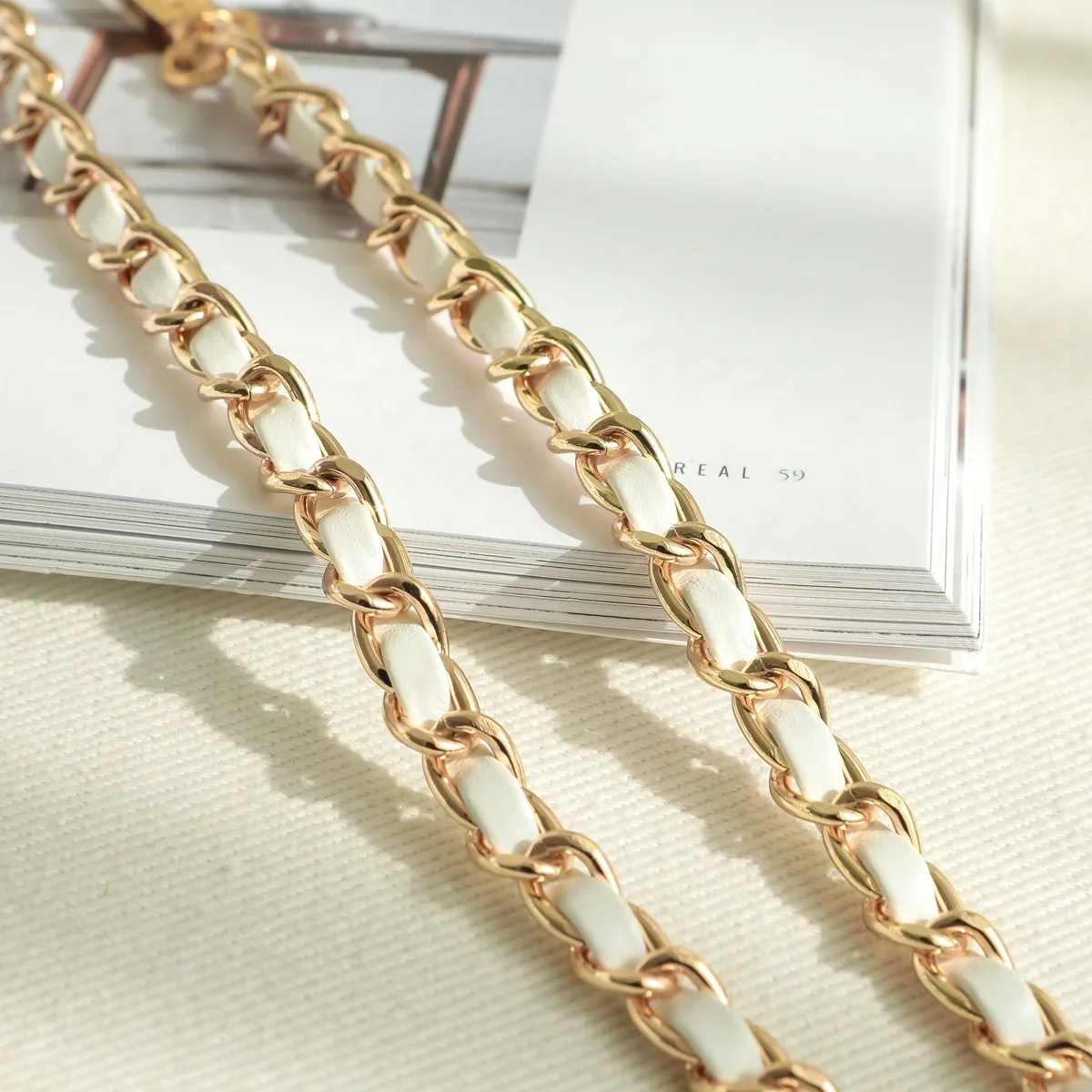 حزام من الجلد سلسلة Crossbody الحبل جراب هاتف آيفون 11 12 13 14 15 16 برو ماكس 7 8 زائد X XS Xs ماكس XR سلسلة غطاء الهاتف