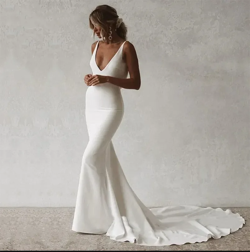 セクシーな背中開きマーメイドウェディングドレス、バックボタン、Vネック、ノースリーブ、シンプルなサテン、ボヘミアンビーチブライダルガウン、2025年夏の花嫁ドレス