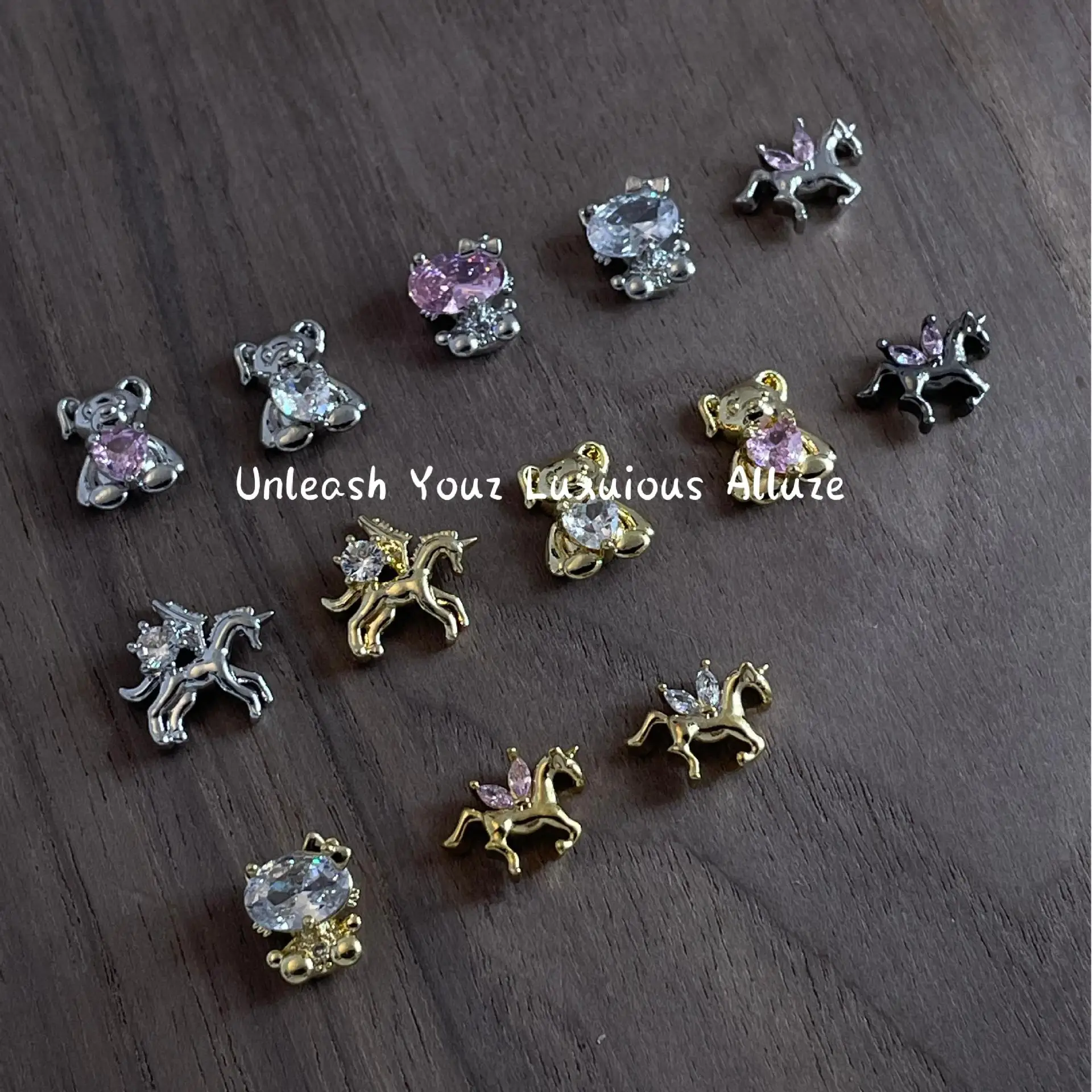 4個入り カニウ 3Dアニマルネイルチャーム 可愛いクマ 猫 ユニコーン ゴールド ホワイト ピンク クリスタルラインストーン ネイルアートデコ DIY マニキュア用