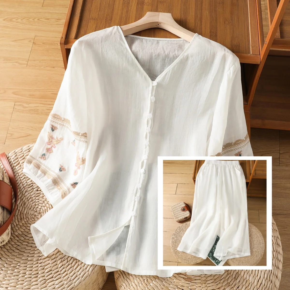 

Элегантный комплект из вышитой блузки и повседневных брюк для женщин: весна-лето 2026, деловой стиль, рубашка с длинным рукавом и V-образным вырезом