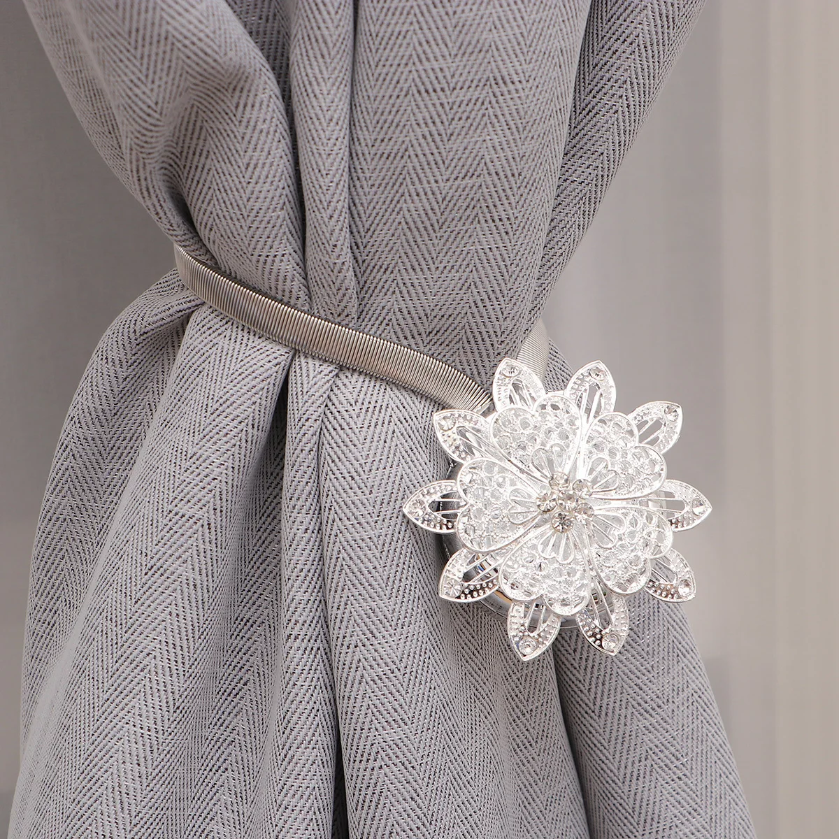 

2pcs Magnetic Curtain Tiebacks Silver Flower Design Drape Holdbacks Strong Magnet Easy Attach Detach For Living Room Bedroom