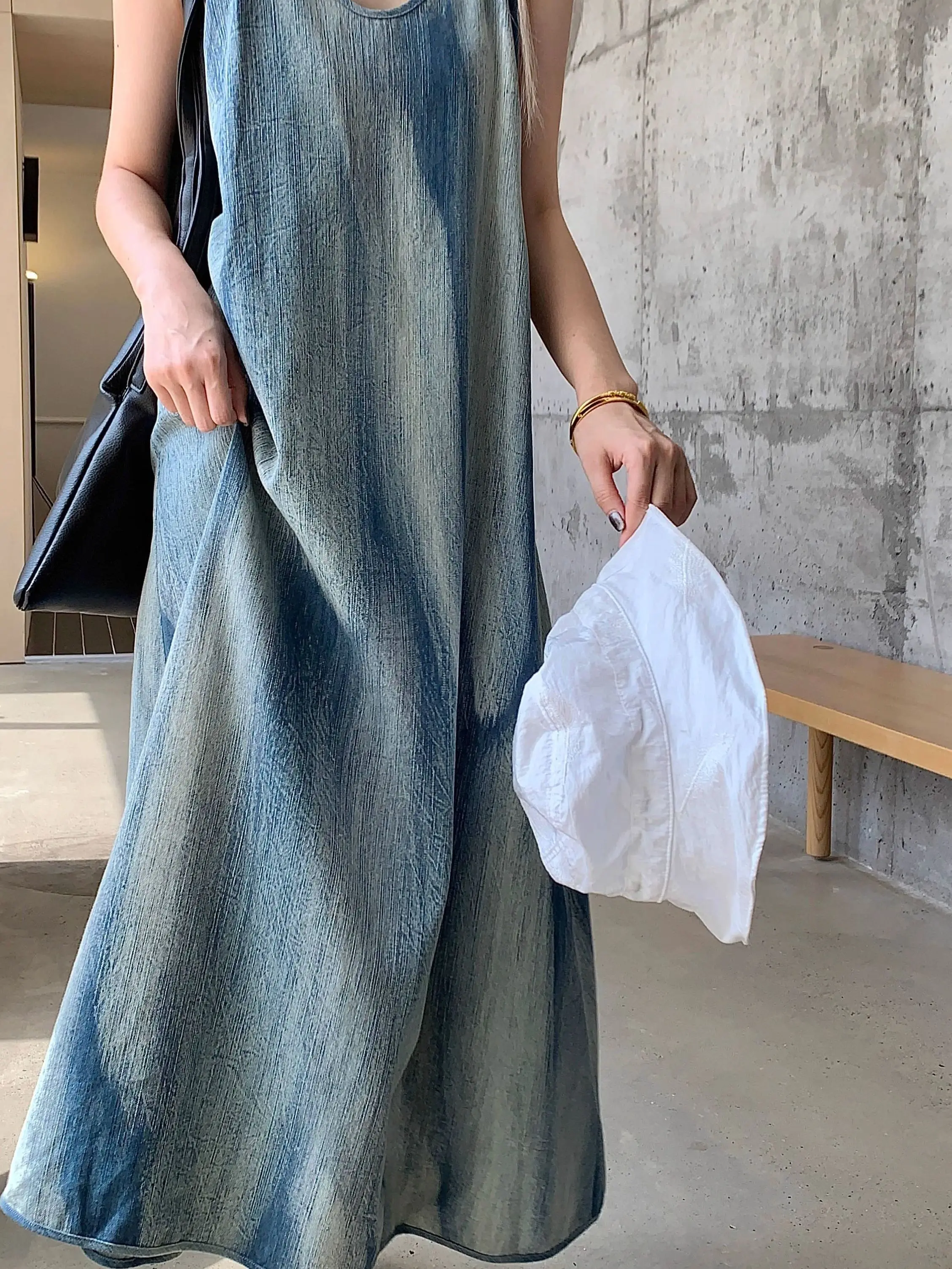 Summer New Design Gradient Dyed Denim Halter Dress Women's Loose Waist Polyester Fabric No Sleeve A-Line Long Dress