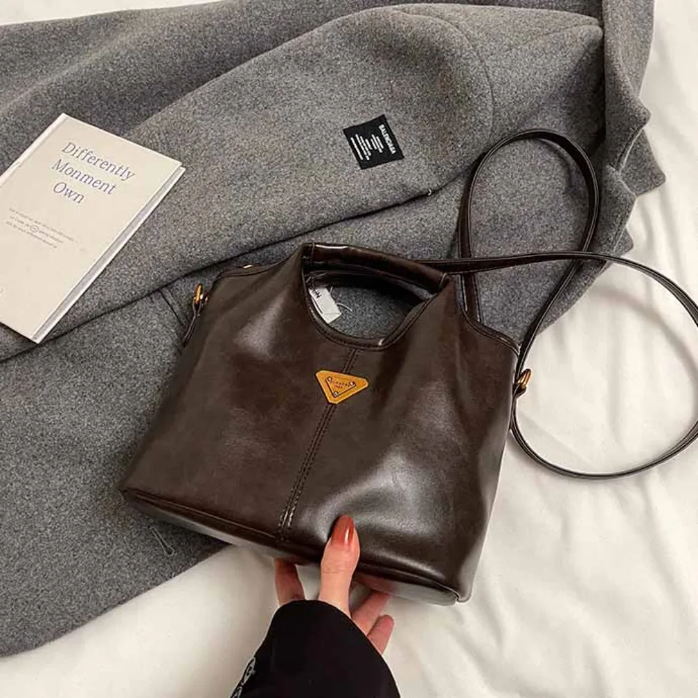 

Винтажная большая сумка из искусственной кожи, маленькая треугольная брендовая маленькая сумка-корзина с подвеской, женская сумка на плечо в корейском стиле, дорожная сумка