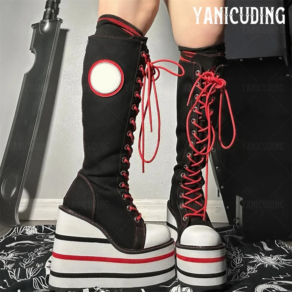 Keilstiefel aus Segeltuch mit Skelett-Stickerei, schwarz-rot-weiß gestreift, Keilabsatz, Plateau, kniehohe Stiefel, Schnür-Cosplay-Stiefel