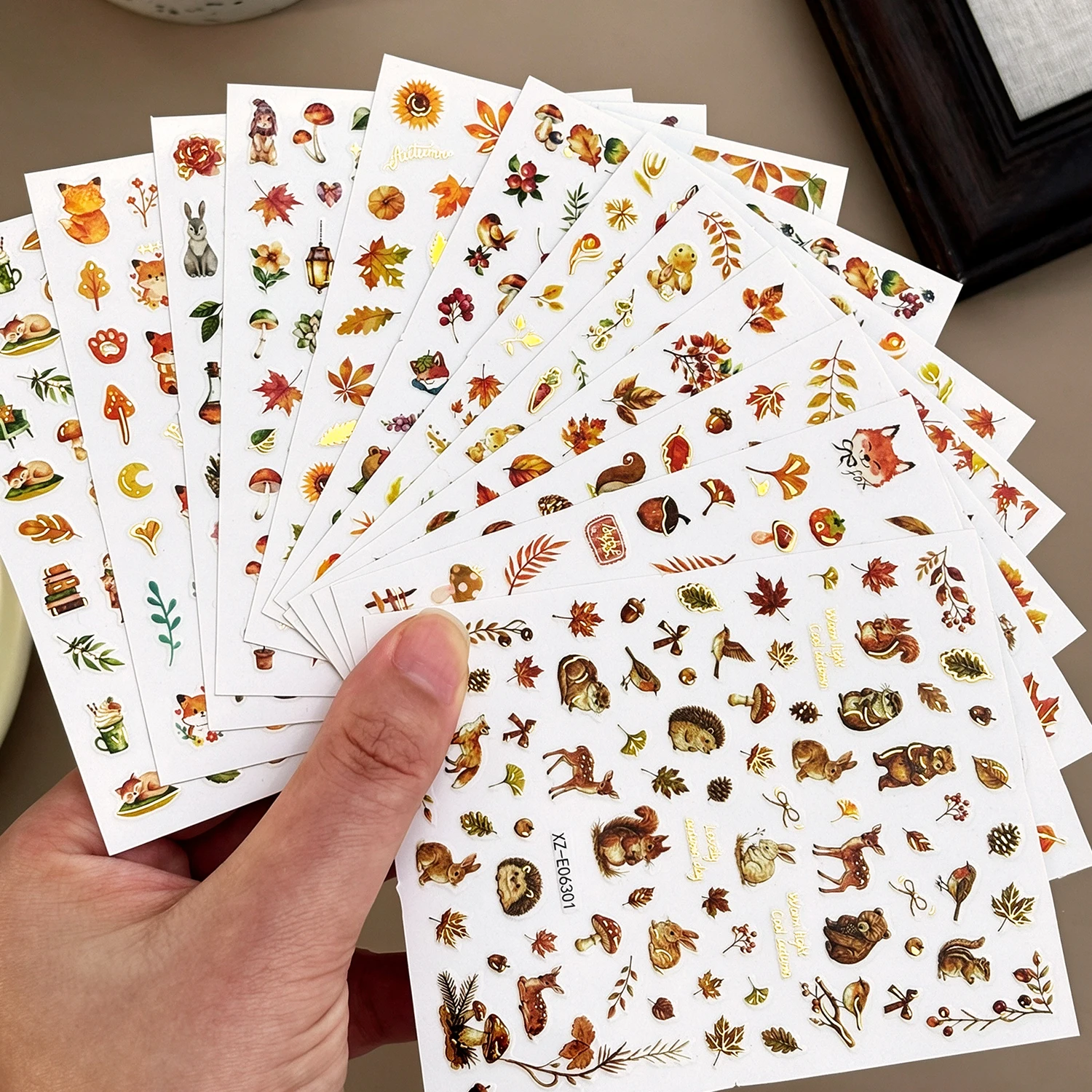 12 Stück Herbst-Ahornblätter, Tier-Nagelsticker, gemischte Cartoon-Fuchs-, Hirsch- und Eichhörnchen-Motive, selbstklebende Nagelabziehbilder, DIY-Herbst-Maniküre-Dekoration – Detail 6