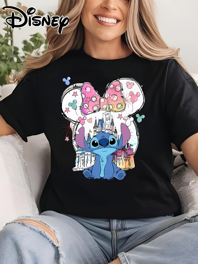T-shirt da donna Disney con motivo Stitch - Design Stitch Castle, realizzata in tessuto di cotone morbido e traspirante per abbigliamento estivo casual