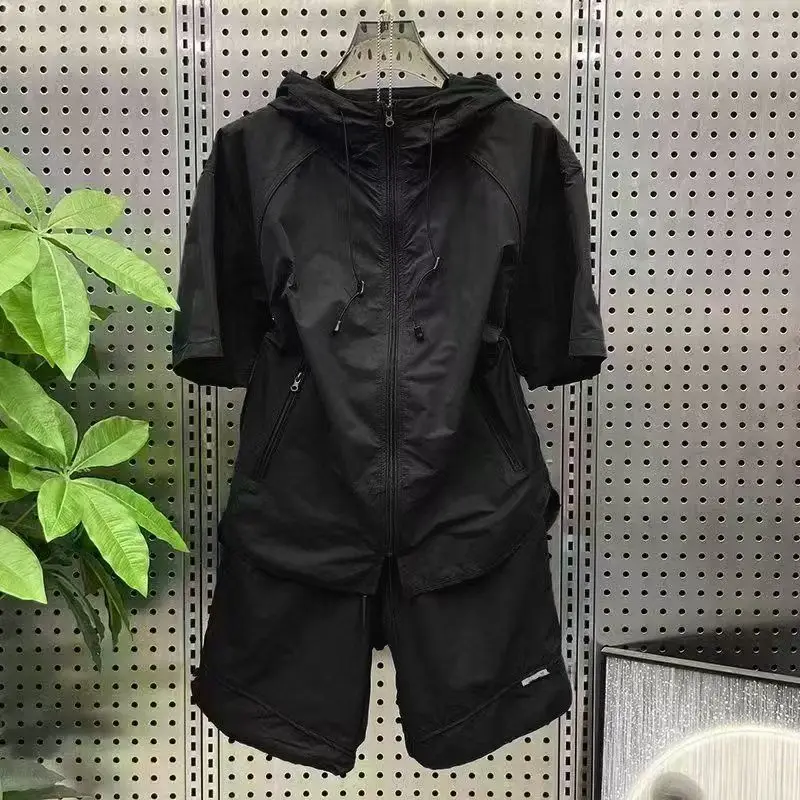 

Летний костюм с капюшоном: футболка и шорты, тонкий солнцезащитный комплект, мужской уличный спортивный костюм, оверсайз футболка на молнии, модный комплект с шортами-карго