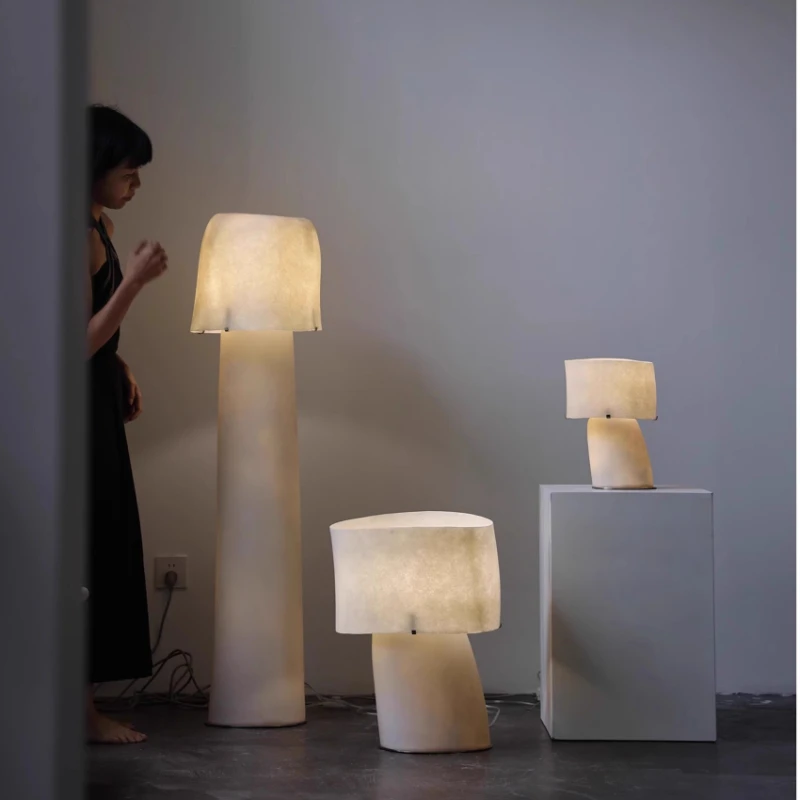 

Напольные светильники Wabi-Sabi из смолы для спальни, диванной зоны, кафе, кабинета, с полупрозрачным стеклянным основанием, декоративные настольные лампы