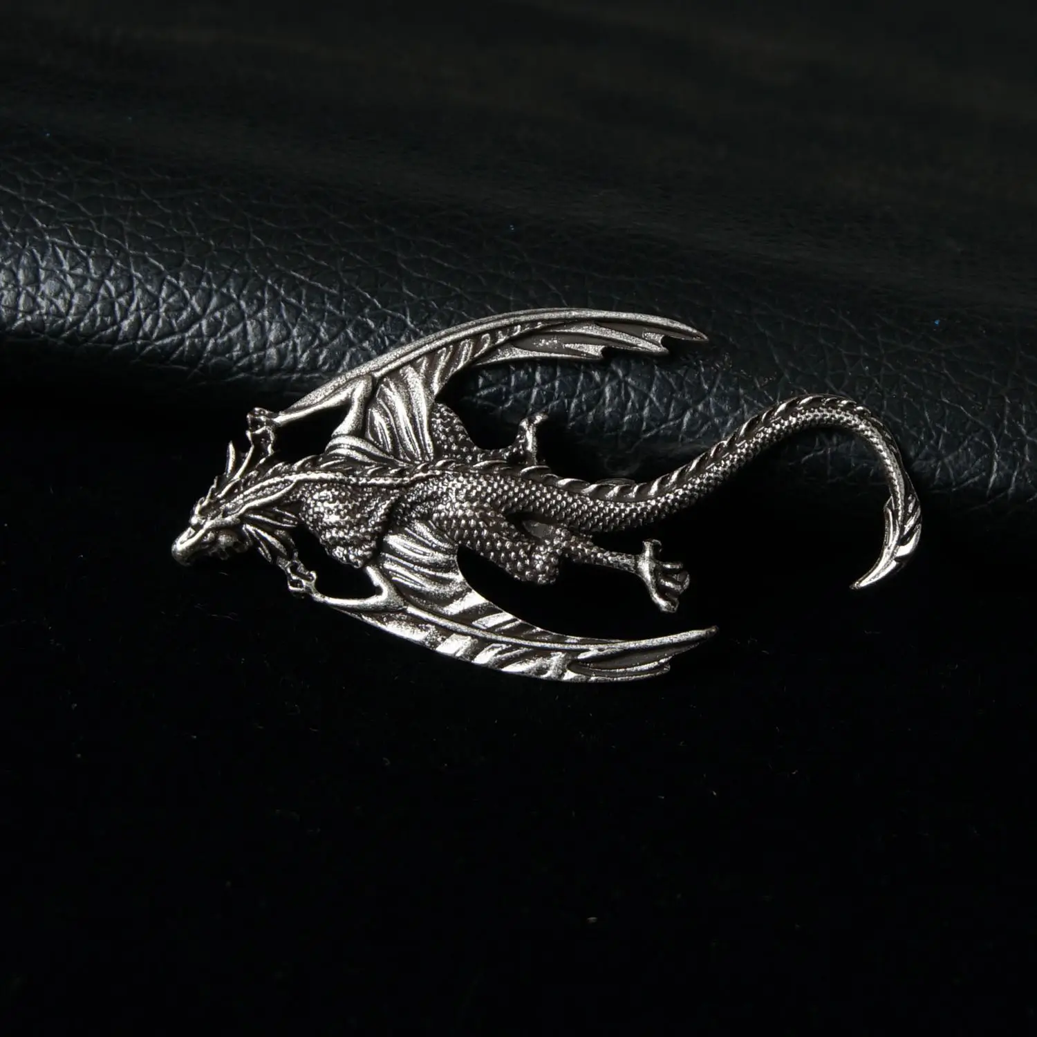 Маленькая эмалированная металлическая брошь с изображением неба дракона