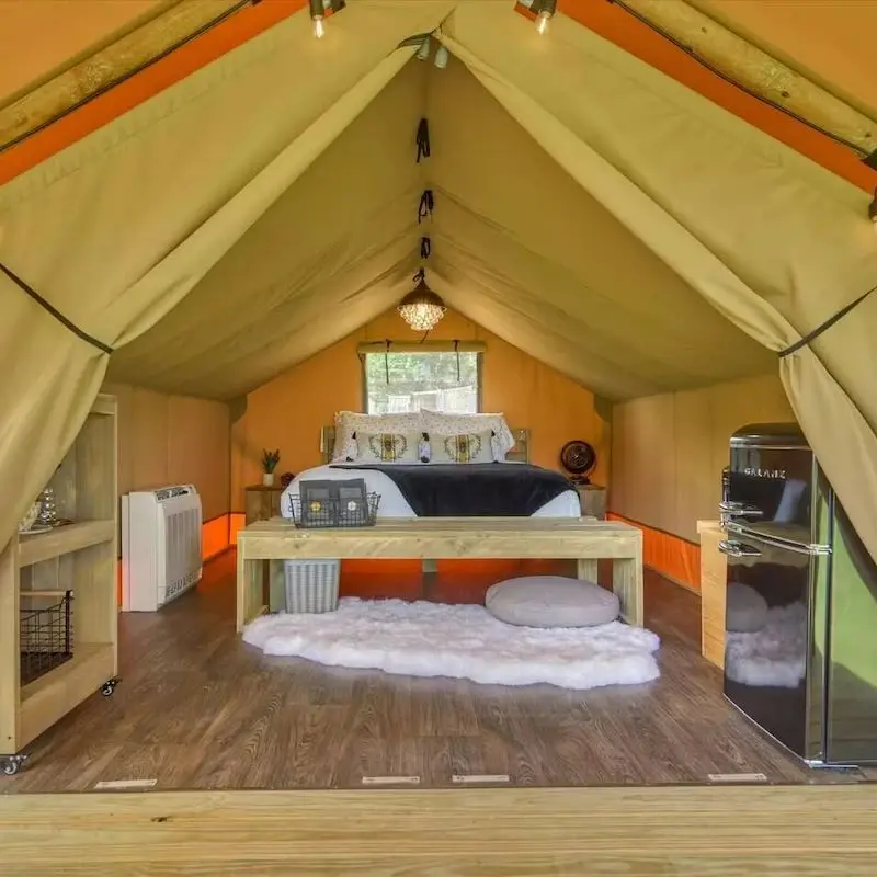 Namiot Safari Famiy Glamping Zagęszczony Wodoodporny PVC Drewniana Konstrukcja Lodówki Resort Hotel Na uroczystości Pustynia na świeżym powietrzu