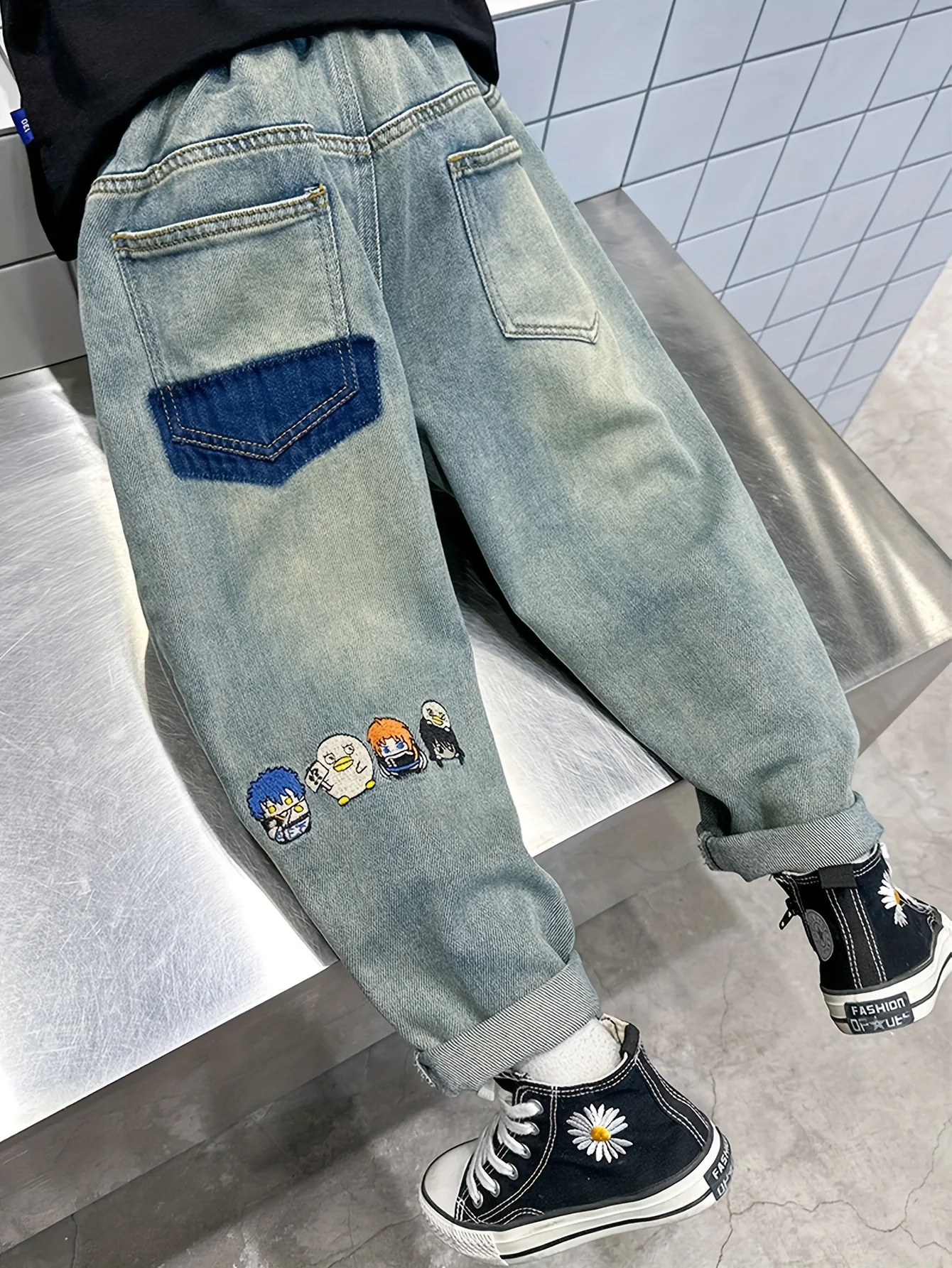 Calça jeans casual bordada cartoon para meninos, primavera e outono