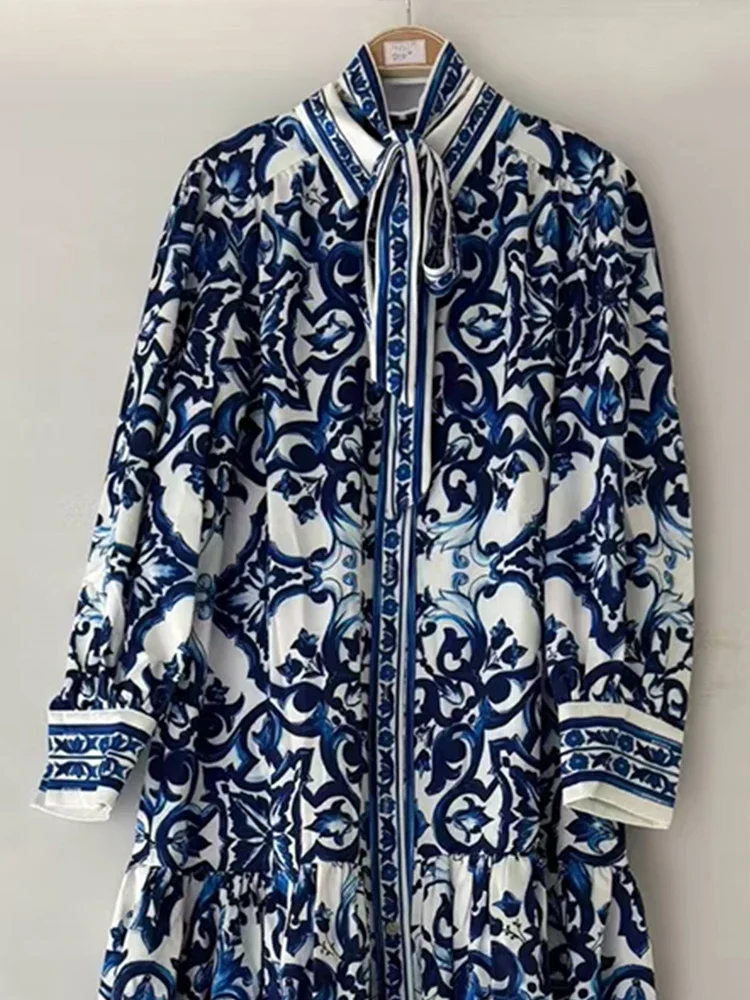 Designer-Hemdkleid mit Revers, einreihig, Krawatte und geraffter Taille, 2025, Herbst-Damenkleid, modisch, plissiert, lockerer, bauschiger Rock