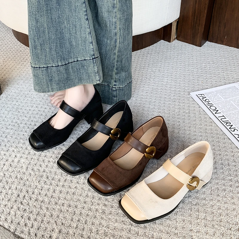 2025 جديد مريح وغير رسمي المرأة المخملية الجديدة بلازا تو جامعة نمط مضخة عادية موضة مشبك خفيف أحذية عالية الكعب