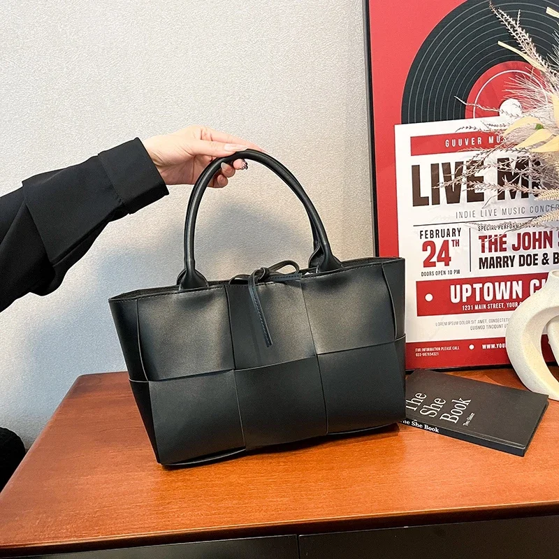 

Уникальная винтажная сумка-мессенджер для женщин из текстурированной кожи с элегантным дизайном, просторным внутренним отделением и функциональным отделением для подгузников.