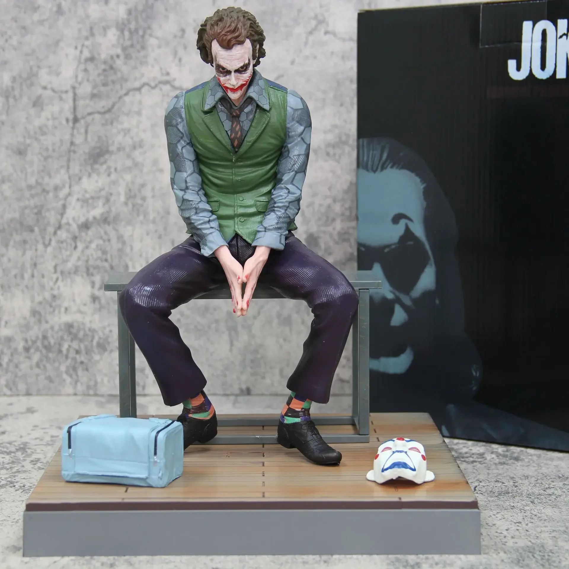 

Dark Souls JOKER Heath Ledger Suicide Squad Joker Sitting Joker Figure Model Wholesale