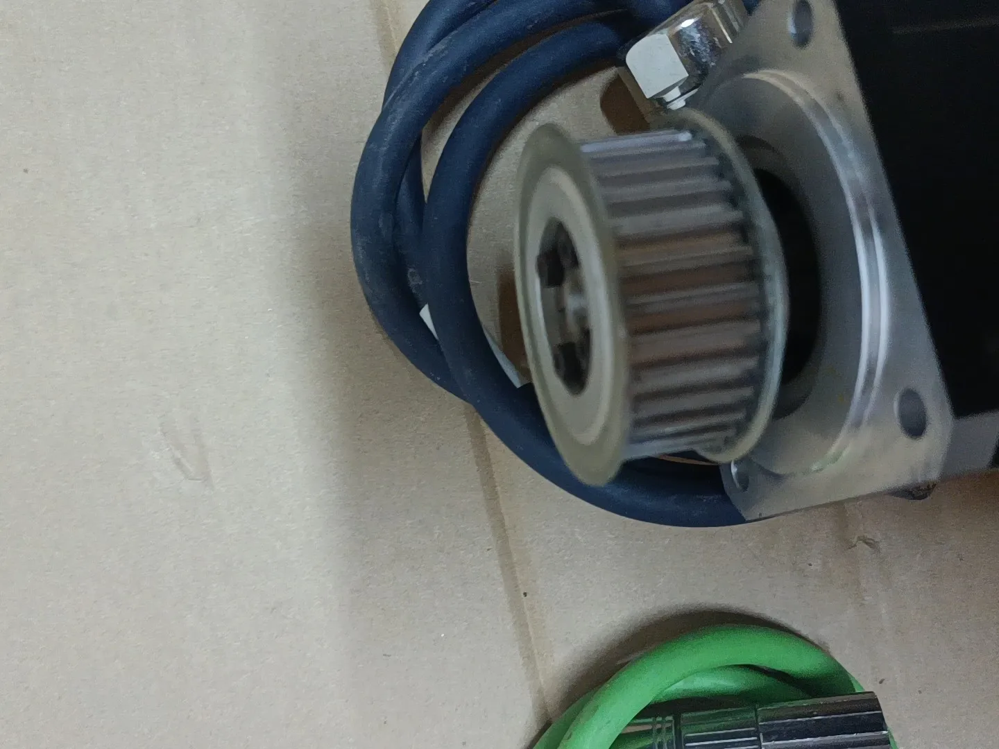 AKM33E-ANC2R-00 Серводвигатель