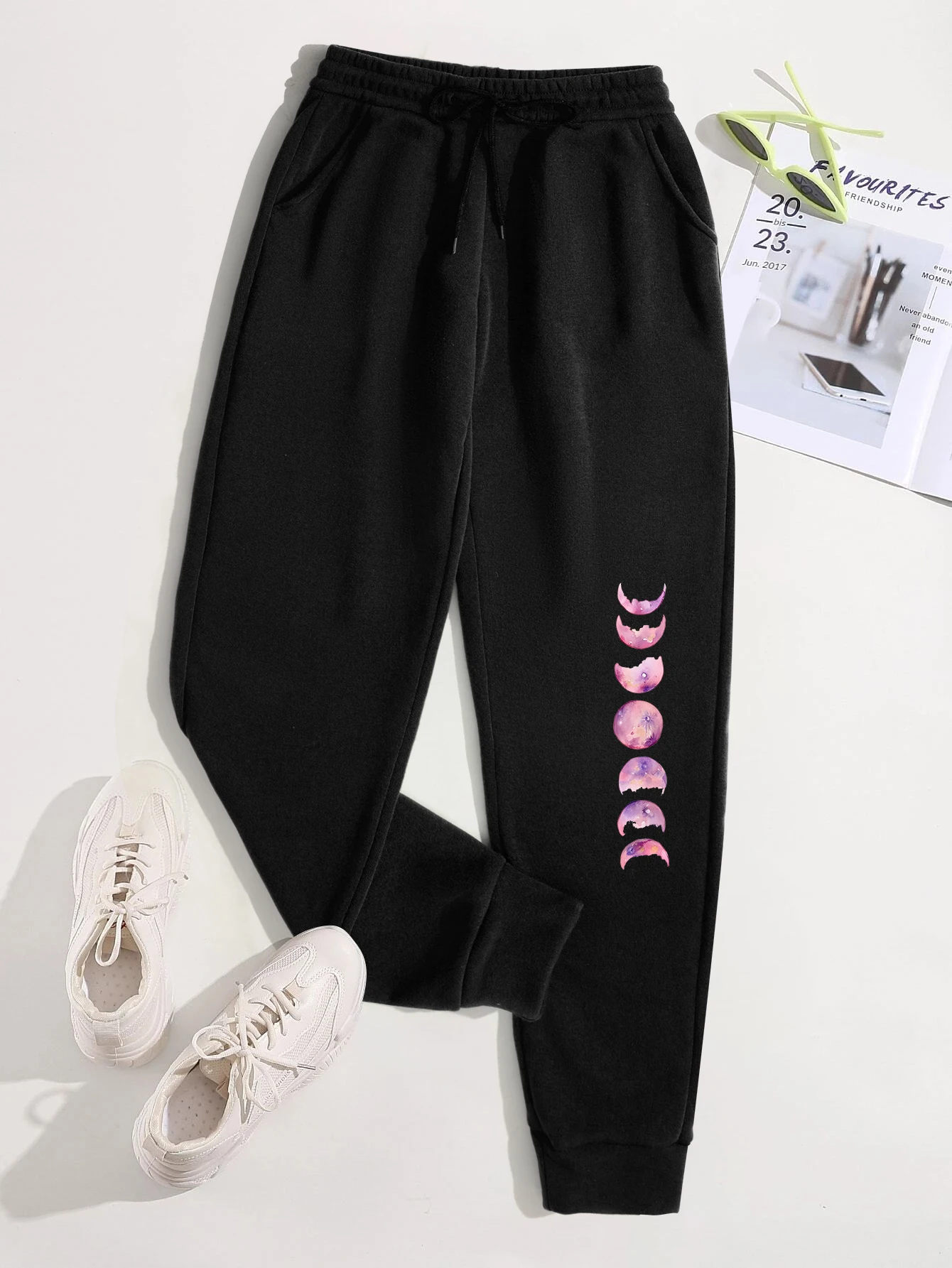 กางเกงขายาวพิมพ์ลายพระจันทร์เสี้ยวและพระจันทร์เต็มดวงสำหรับผู้หญิง สไตล์ Y2K กางเกงลำลองใส่สบาย มีกระเป๋าเก๋ๆ กางเกงสเวตแพนท์แฟชั่น กางเกงสปอร์ตผ้าฟลีซ