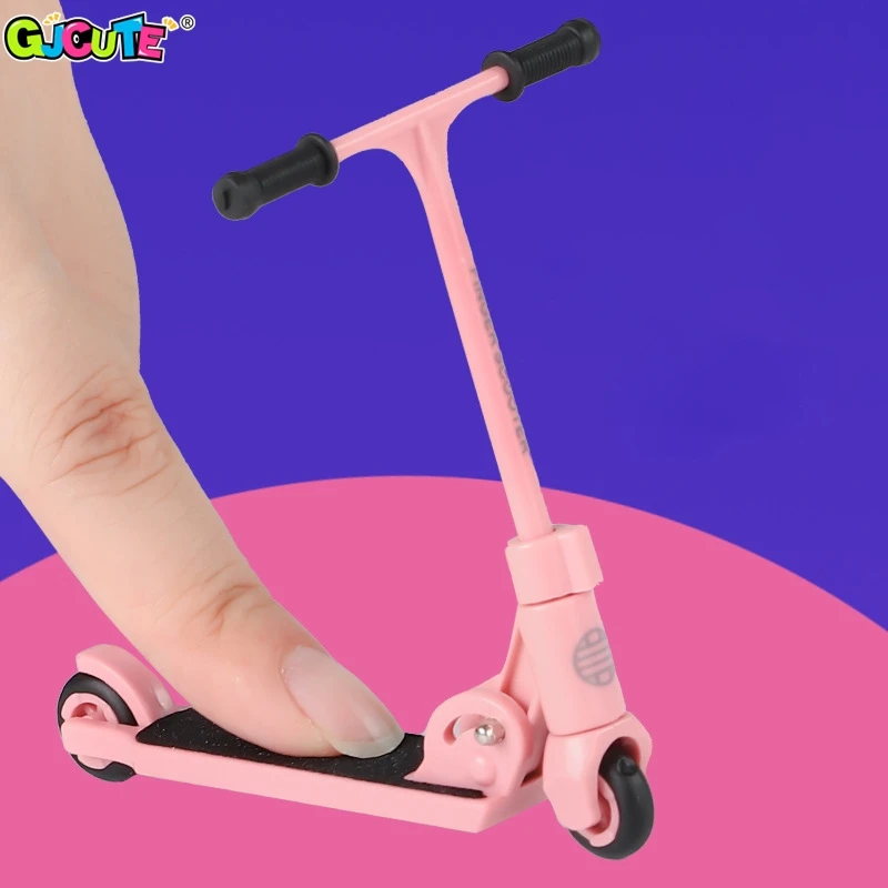 Scooter a due ruote Mini Finger Skateboard giocattoli educativi per bambini Skateboard Desktop divertente Prop Finger Bike Scooter